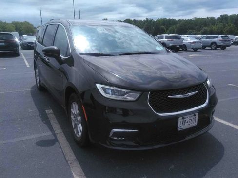 Used 2024 Chrysler Pacifica Touring-L FWD image 1