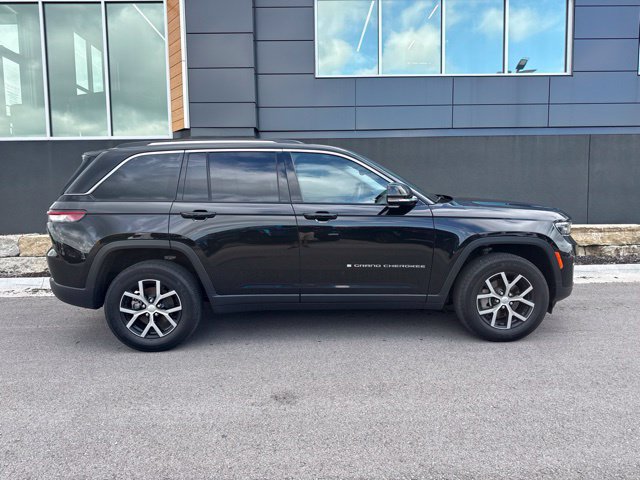 Used 2023 Jeep Grand Cherokee Limited AWD/4WD image 2