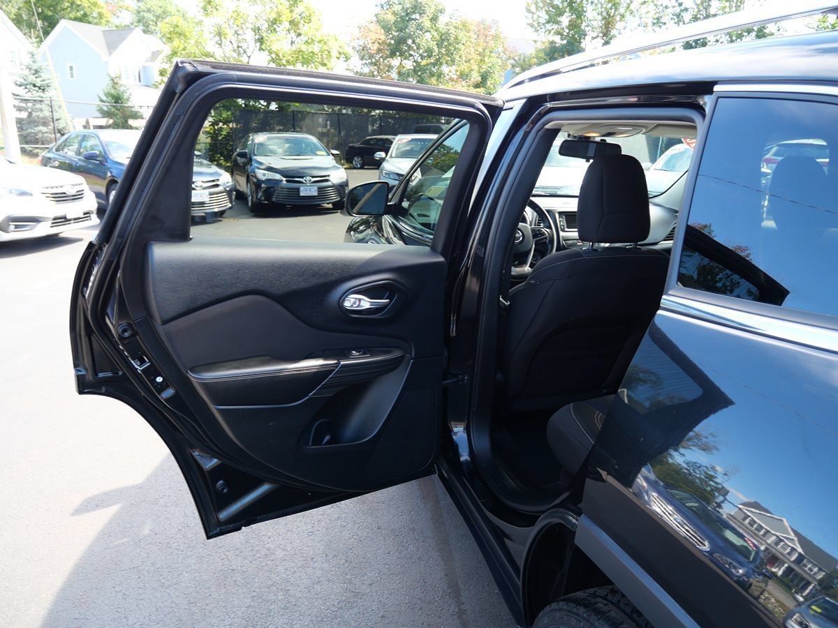 Used 2016 Jeep Cherokee Latitude FWD image 25
