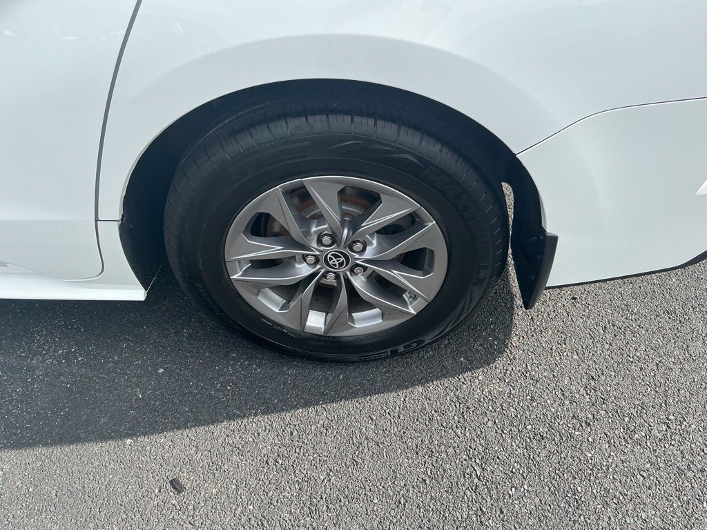 Used 2024 Toyota Sienna LE AWD/4WD image 11