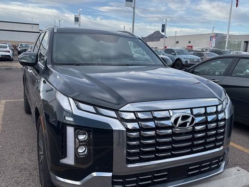 Used 2023 Hyundai Palisade Calligraphy image 2