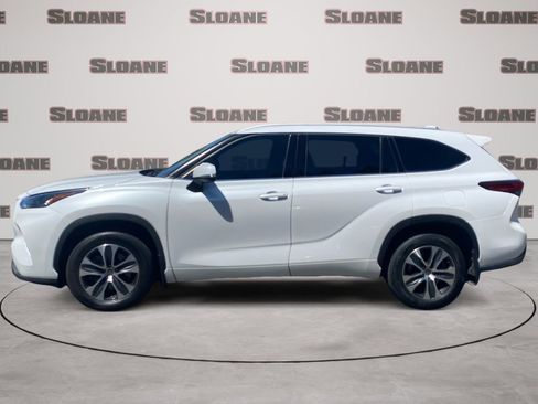 Used 2022 Toyota Highlander XLE image 2