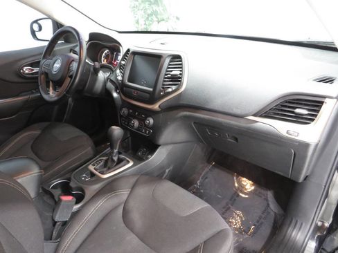 Used 2016 Jeep Cherokee Latitude w/ Comfort/Convenience Group FWD image 9