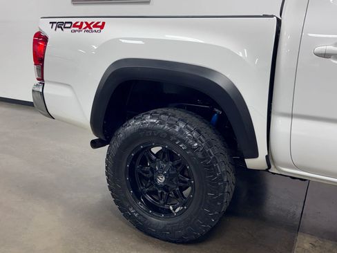 Used 2017 Toyota Tacoma TRD Off-Road w/ Tow Package AWD/4WD image 22