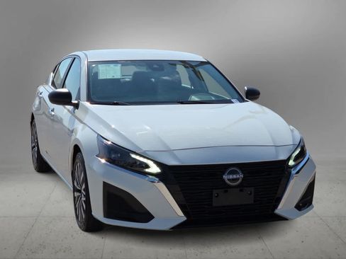 Used 2025 Nissan Altima 2.5 SV FWD image 3
