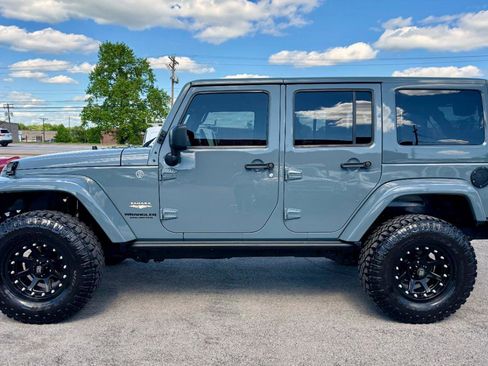 Used 2014 Jeep Wrangler Unlimited Sahara w/ Connectivity Group AWD/4WD image 6