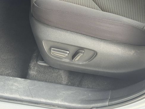 Used 2025 Toyota Highlander LE FWD image 19