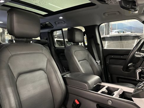 Used 2025 Land Rover Defender 110 S image 31