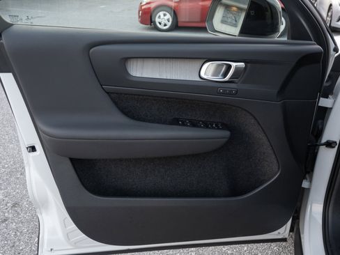 Used 2023 Volvo XC40 B5 Plus image 17