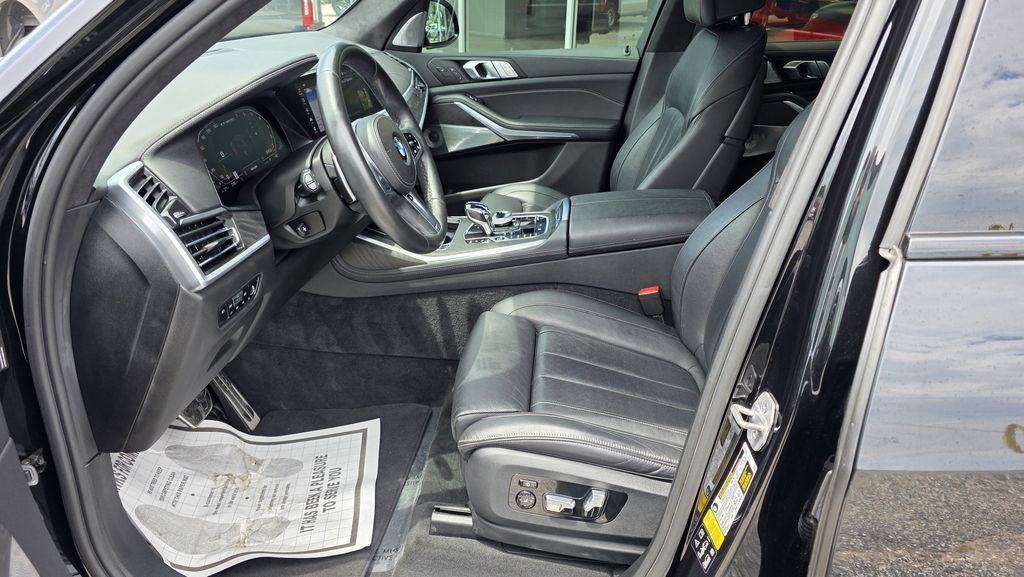 Used 2021 BMW X7 M50i w/ Dynamic Handling Package AWD/4WD image 17