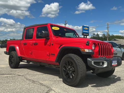 Used 2022 Jeep Gladiator Sport AWD/4WD image 2