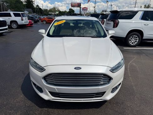 Used 2016 Ford Fusion SE w/ Equipment Group 202A FWD image 2