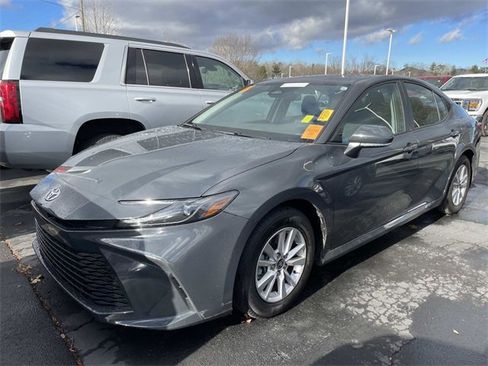 Used 2025 Toyota Camry SE image 1