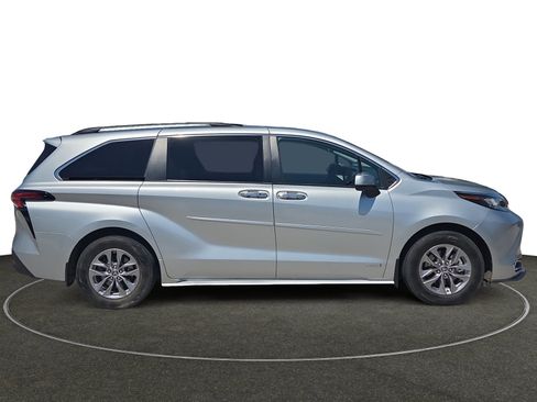 Used 2021 Toyota Sienna XLE w/ XLE Plus Package FWD image 7
