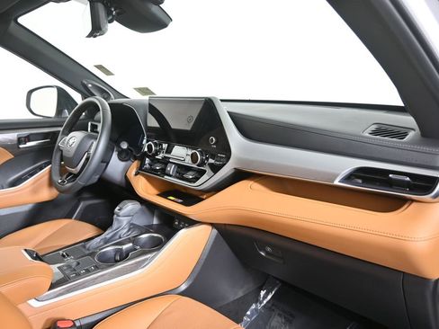 Used 2025 Toyota Highlander Platinum AWD/4WD image 14