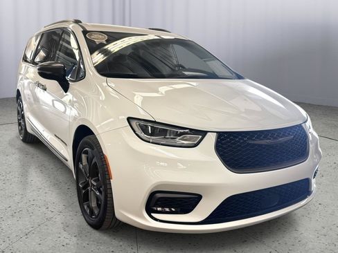 Used 2024 Chrysler Pacifica Touring-L w/ Road Tripper Package AWD/4WD image 8