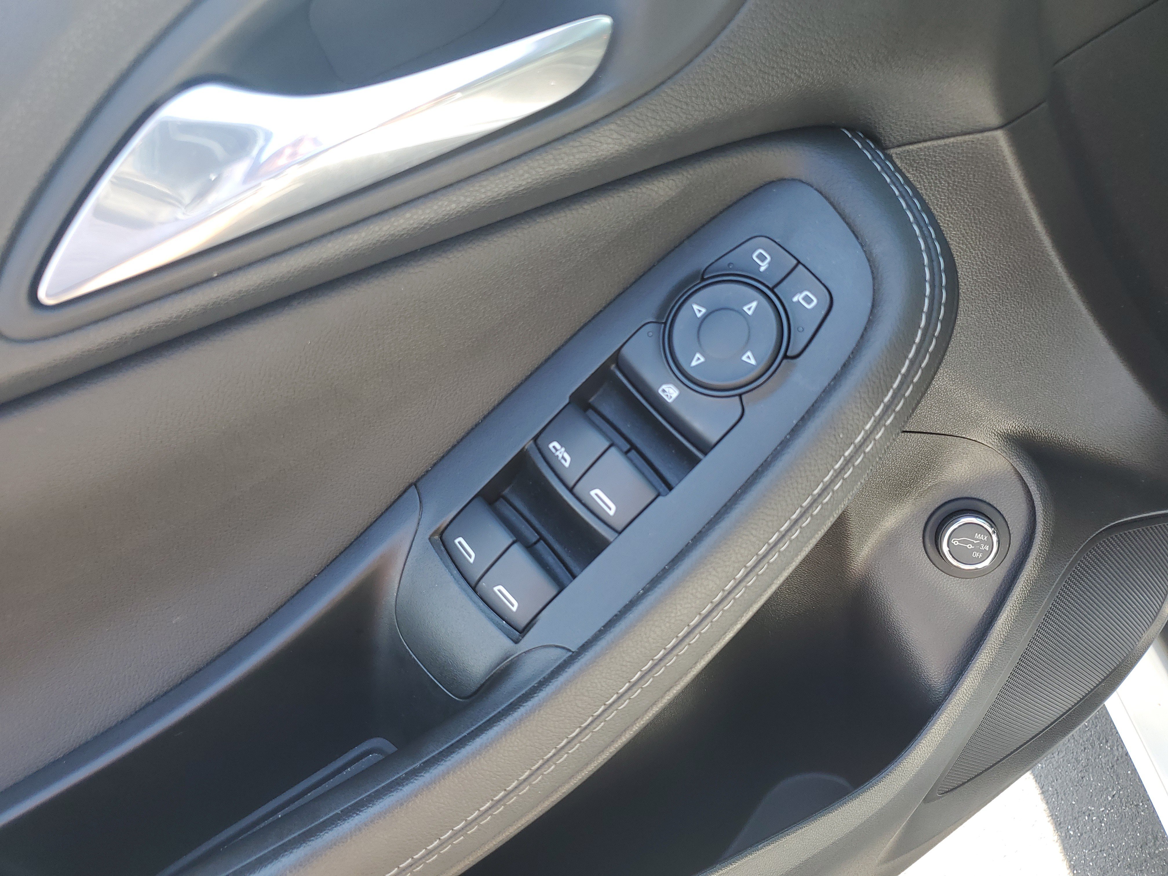 Used 2022 Buick Encore GX Select w/ Sport Touring Package FWD image 21