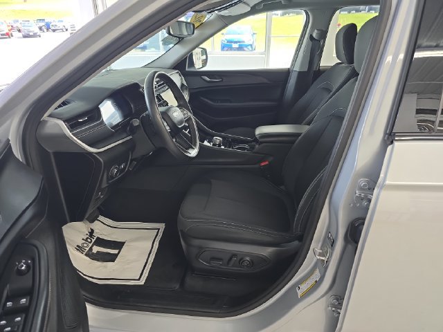Used 2023 Jeep Grand Cherokee Laredo AWD/4WD image 13