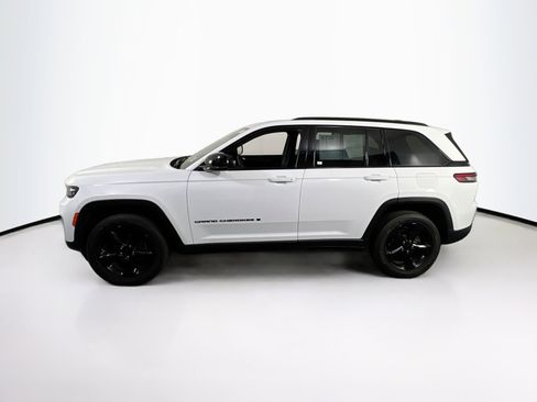 Used 2023 Jeep Grand Cherokee Altitude image 8