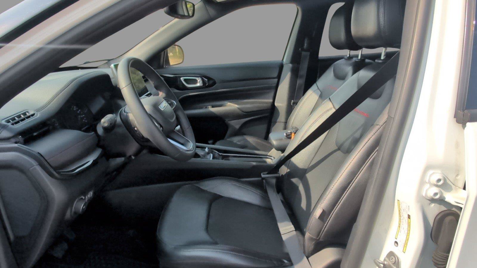Used 2025 Jeep Compass Trailhawk AWD/4WD image 16