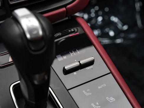 Used 2023 Porsche Macan Turbo image 28