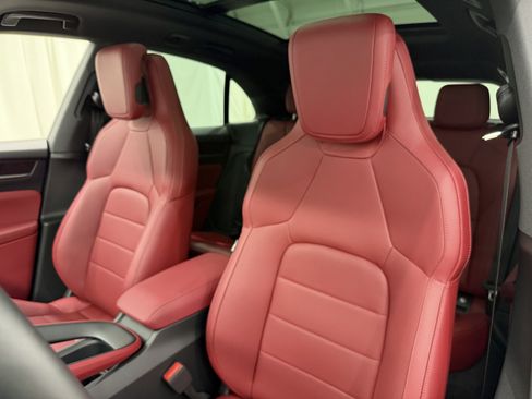 Certified 2025 Porsche Macan 4S Electric AWD/4WD image 5