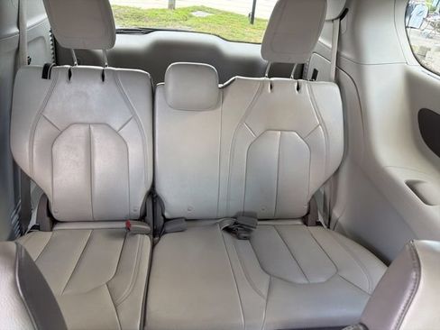 Used 2018 Chrysler Pacifica Touring-L FWD image 15