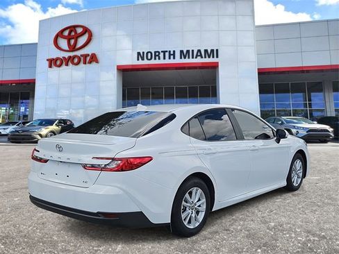 Used 2025 Toyota Camry SE image 4