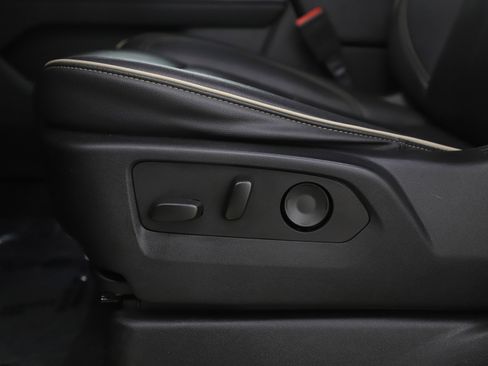 Used 2023 Chevrolet Suburban Premier image 33