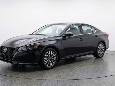 Used 2025 Nissan Altima 2.5 SV image 3