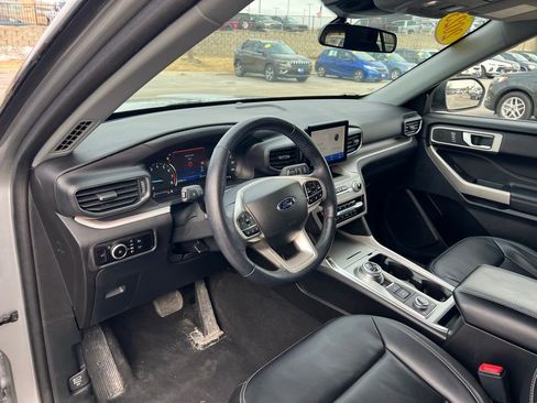 Used 2023 Ford Explorer XLT w/ Equipment Group 202A AWD/4WD image 17