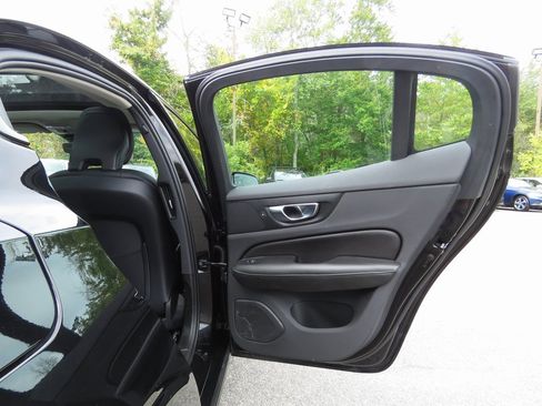 Used 2022 Volvo S60 B5 Momentum w/ Premium Package image 16