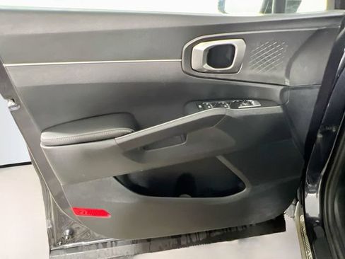 Used 2025 Kia Sorento LX FWD image 29