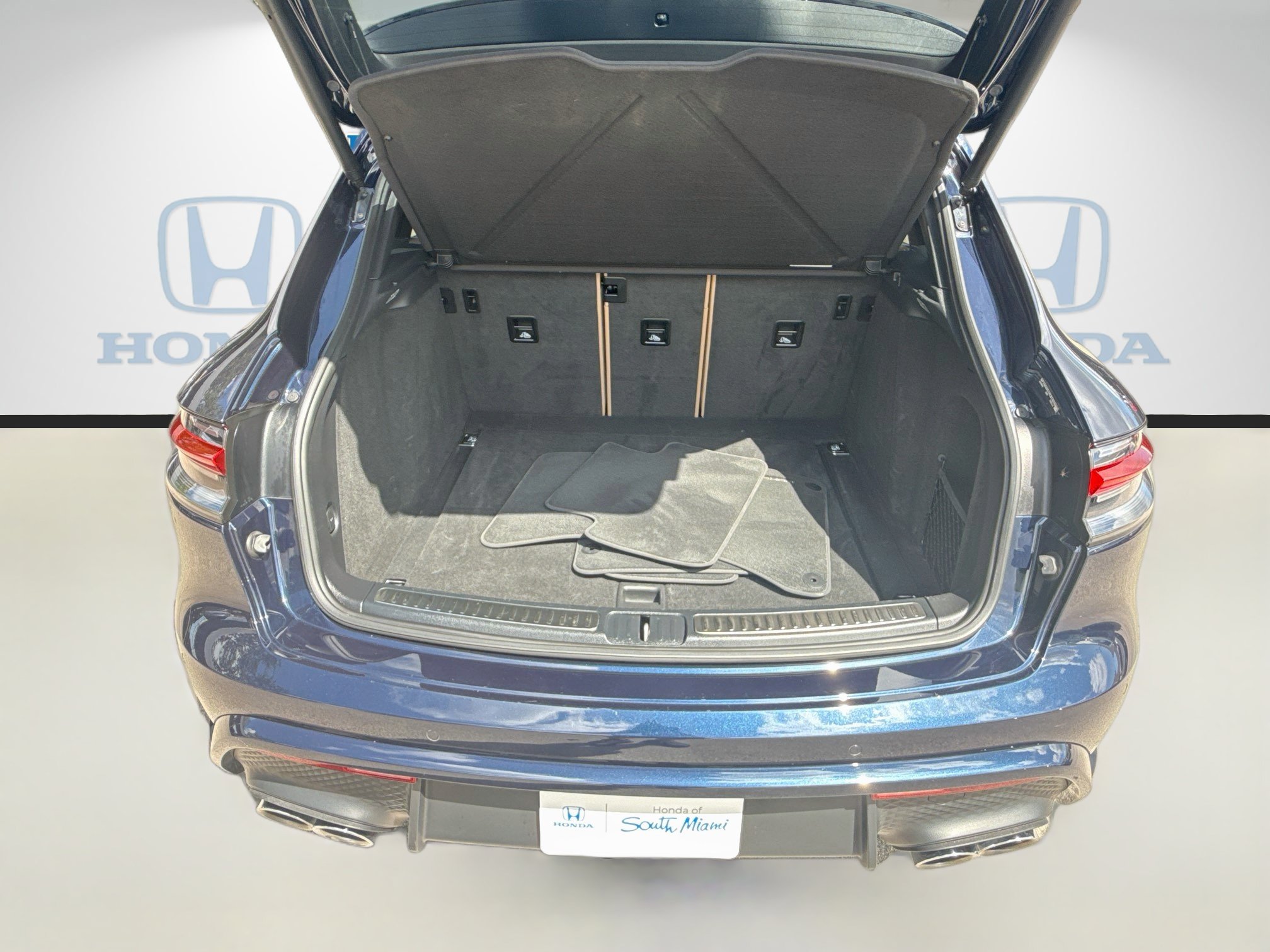 Used 2023 Porsche Macan Turbo AWD/4WD image 27