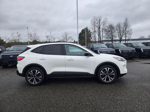 Used 2022 Ford Escape SE w/ SE Sport Appearance Package image 4