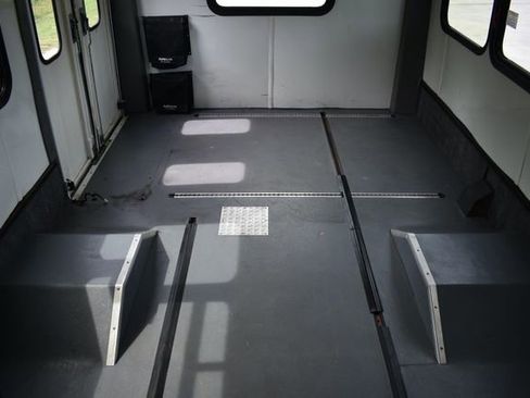 Used 2010 Ford E-450 and Econoline 450 Super Duty image 14