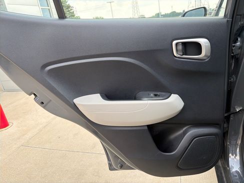 Used 2025 Hyundai Venue SEL FWD image 18