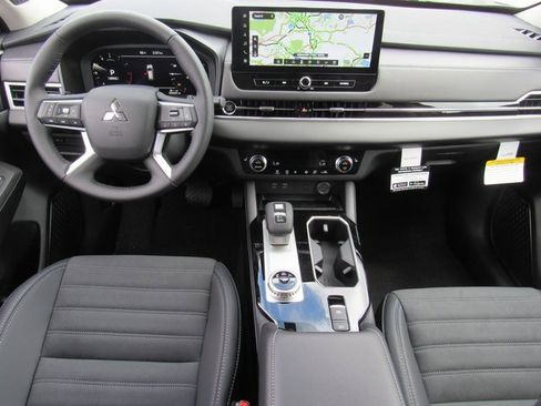 New 2025 Mitsubishi Outlander SE image 10
