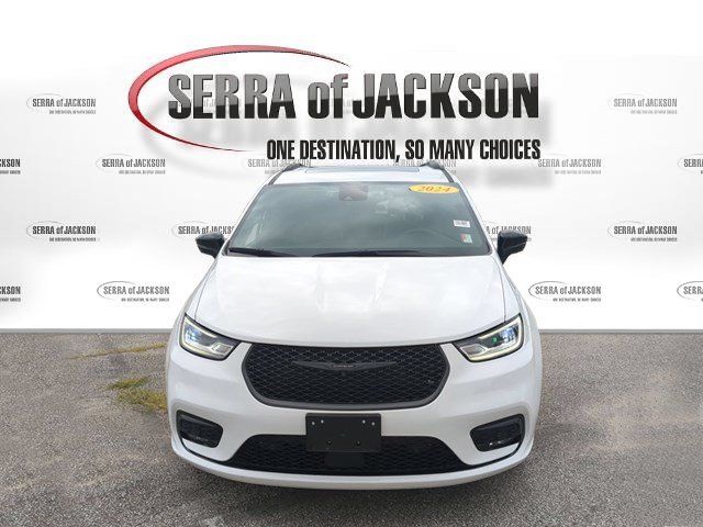 Used 2024 Chrysler Pacifica Limited w/ Uconnect Theater Family Group AWD/4WD image 3