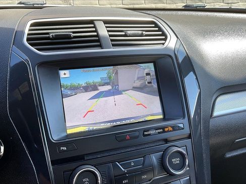 Used 2017 Ford Explorer XLT w/ Equipment Group 202A FWD image 20