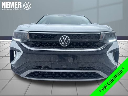 Used 2023 Volkswagen Taos SE w/ Panoramic Sunroof Package image 2