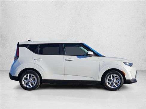 Used 2023 Kia Soul LX w/ LX Technology Package image 4