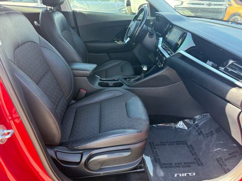 Used 2022 Kia Niro LXS FWD image 28