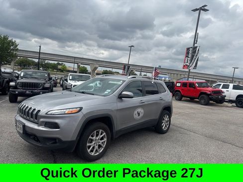 Used 2016 Jeep Cherokee Latitude w/ Trailer Tow Group AWD/4WD image 2