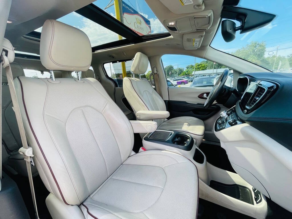 Used 2020 Chrysler Pacifica Limited FWD image 31