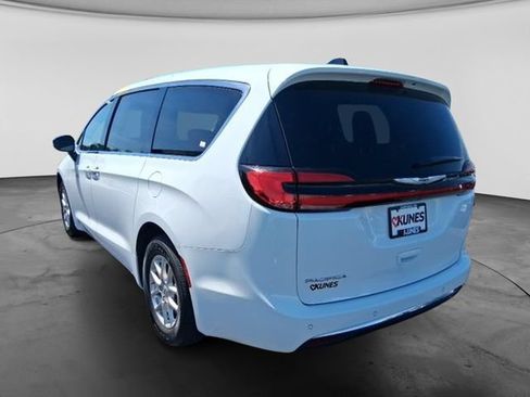 Used 2024 Chrysler Pacifica Touring-L FWD image 6
