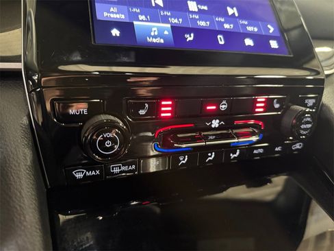 Used 2023 Jeep Grand Cherokee Altitude image 30