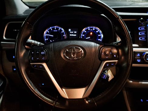 Certified 2018 Toyota Highlander Plus w/ Carpet Mat Package (TMS) image 23