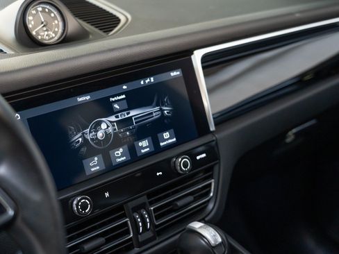 Certified 2023 Porsche Macan AWD/4WD image 21
