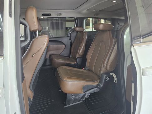 Used 2018 Chrysler Pacifica Limited image 10